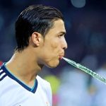 Lý do sức khỏe đằng sau thói quen mất lịch sự của cầu thủ trên sân cỏ
