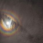 NASA chia sẻ bức ảnh hiếm có về quầng sáng tựa như cầu vồng bao quanh Mặt Trăng