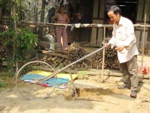 Cày đa năng ra đời trong lò rèn rách nát