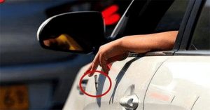 Tại sao tài xế trên đường cao tốc Tứ Xuyên-Tây Tạng của Trung Quốc luôn châm thuốc rồi ném ra ngoài cửa sổ?