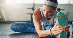 Vì sao nhiều người không thể với tay chạm vào ngón chân?