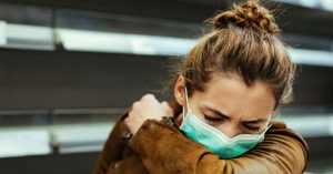 Che miệng bằng khuỷu tay khi ho có hiệu quả không? Nghiên cứu này đã có lời giải đáp!