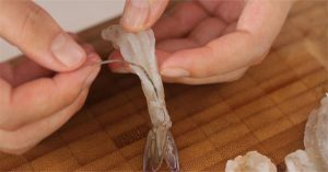 Một loạt sai lầm cực nguy hiểm khi ăn tôm