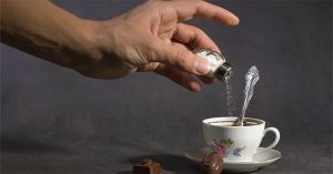 Tại sao chúng ta nên thêm một chút muối vào ly cà phê?