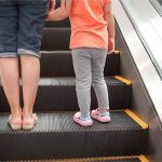 Những điều bố mẹ cần ghi nhớ để đảm bảo an toàn cho con khi đi thang cuốn
