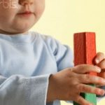 Chọn đồ chơi phù hợp với tuổi của trẻ