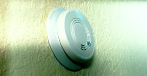 Vì sao hệ thống báo động có thể kêu khi không có cháy?