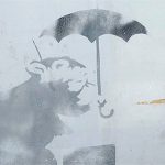 Nhật Bản xôn xao về bức vẽ “chuột cầm ô” bí ẩn ở nhà ga Tokyo