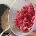 Tại sao cơm để qua đêm đổi màu đỏ?