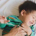 “Cù lét rất có hại cho trẻ”, biết được lý do cha mẹ sẽ ngay lập tức thay đổi việc chơi với con kiểu này