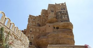 Cung điện 100 năm tuổi xây trên cột đá thẳng đứng ở Yemen