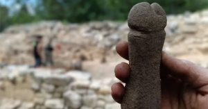 Công dụng bất ngờ của cục đá hình dương vật từ thời Trung Cổ