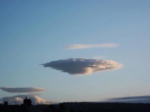 Kinh ngạc với những đám mây có hình dáng giống UFO