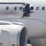 Tại sao hành khách bị hút ra ngoài khi máy bay bị thủng?