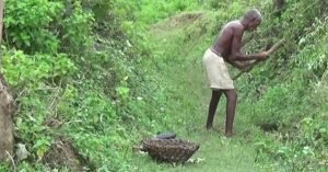Người đàn ông Ấn Độ dành 30 năm để đào kênh dẫn nước về làng