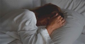 Bệnh đau đầu về đêm: Nguyên nhân, triệu chứng và cách điều trị