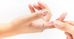 Tại sao lại bị đau khớp ngón tay?