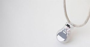 Dây chuyền cảnh báo chạm tay lên mặt ngăn virus SARS-CoV-2