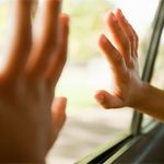 Để trẻ một mình trong xe hơi dưới trời nóng nguy hiểm thế nào?