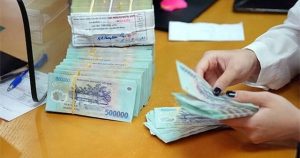 Vì sao rút tiền ngân hàng đừng rời đi ngay?