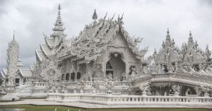 Ngôi đền Thái Lan sở hữu cây cầu địa ngục, cánh tay người chết và cổng vào thiên đường