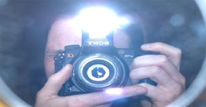 Đèn flash có thể gây mù mắt trẻ sơ sinh hay không?