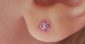 Lý giải hiện tượng lỗ tai bốc mùi… pho mai thối mà ai đeo khuyên cũng bị