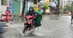 Mùa mưa, cẩn trọng loạt hệ lụy sức khỏe kéo theo khi dùng mũ bảo hiểm, áo mưa ẩm hôi
