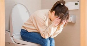 Vì sao bạn nên buộc tóc cao khi đi vệ sinh?