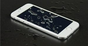 Sai lầm lớn nhất bạn có thể mắc phải khi cố cứu điện thoại, tai nghe… bị nước vào