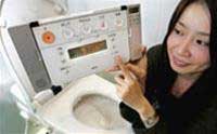 Toilet… điều khiển từ xa
