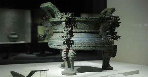 Hồ nước giảm 100 mét trong một đêm, chuyên gia đến khai quật, không ngờ đụng độ “6 rồng vàng”