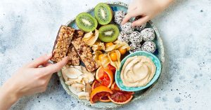 Vì sao chúng ta không thể ngưng ăn vặt khi chiều về?