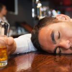 Vì sao mặt lại đỏ sau khi uống rượu bia?
