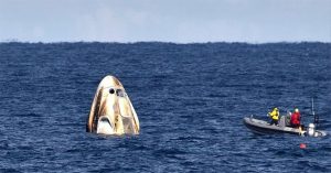 Tàu Crew Dragon của SpaceX chở phi hành gia hạ cánh thành công trên biển