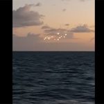 Loạt đốm sáng lơ lửng trên biển nghi là UFO