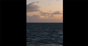 Loạt đốm sáng lơ lửng trên biển nghi là UFO