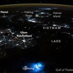 Sự thật 2 đốm xanh kỳ lạ lơ lửng trên bầu khí quyển Trái đất