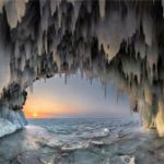 Vẻ đẹp huyền diệu của động băng lúc mặt trời mọc ở Siberia