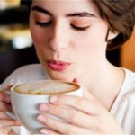 Không nên uống cà phê nóng khi bạn đang đàm phán
