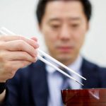 Nhật Bản chế tạo đũa điện tử giúp thức ăn mặn gấp 1,5 lần