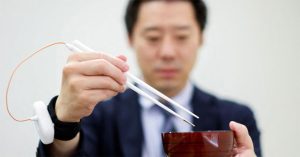 Nhật Bản chế tạo đũa điện tử giúp thức ăn mặn gấp 1,5 lần