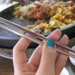Vì sao người Hàn lại dùng chiếc đũa “khó gắp nhất thế giới”?