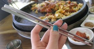 Vì sao người Hàn lại dùng chiếc đũa “khó gắp nhất thế giới”?
