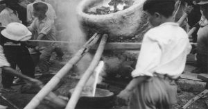 Cảnh đúc tượng Phật khổng lồ ở Hà Nội 70 năm trước