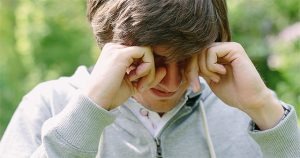 Tại sao dụi mắt lại nguy hiểm?