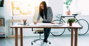 Cách dễ nhất để giúp bạn đốt cháy nhiều calo hơn: Hãy đứng thay vì ngồi!