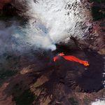 Dòng dung nham đỏ rực chảy từ núi lửa Etna nhìn từ vũ trụ