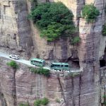 Đường hầm xuyên vách núi dựng đứng cao 1.700m, được đào bằng tay suốt 5 năm
