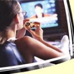Không nên vừa ăn tối vừa xem TV